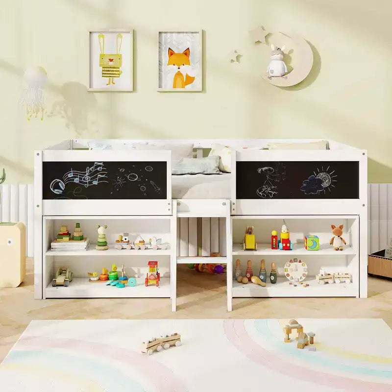 Letto a castello basso singolo con scala a rampa e librerie, sponda di sicurezza a tutta lunghezza, bianco/grigio