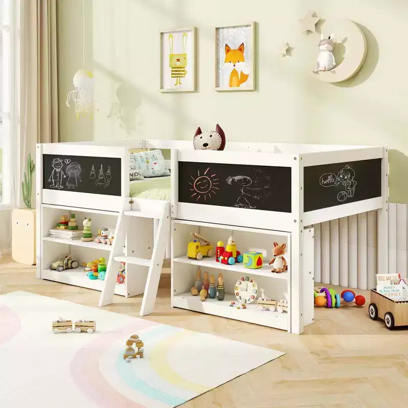 Letto a castello basso singolo con scala a rampa e librerie, sponda di sicurezza a tutta lunghezza, bianco/grigio