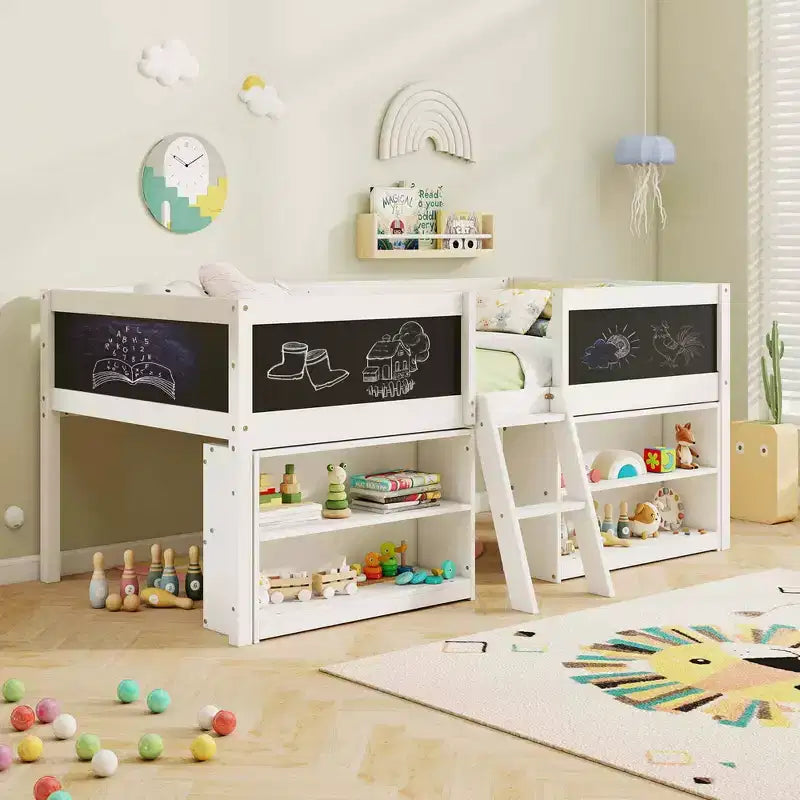 Letto a castello basso singolo con scala a rampa e librerie, sponda di sicurezza a tutta lunghezza, bianco/grigio
