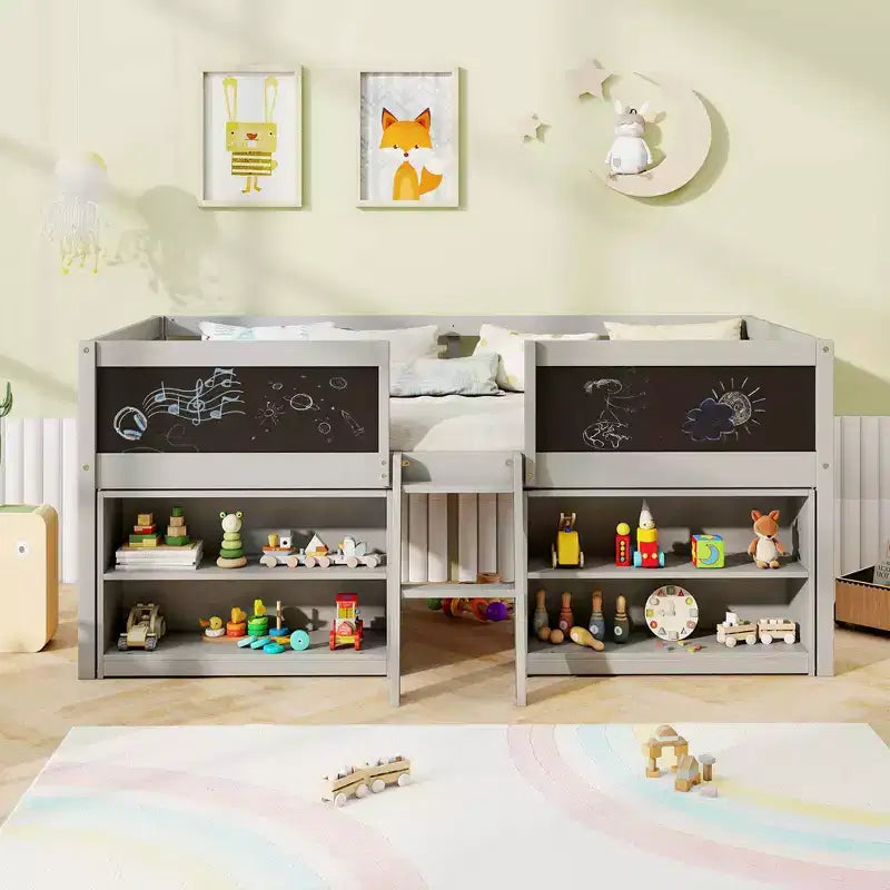 Letto a castello basso singolo con scala a rampa e librerie, sponda di sicurezza a tutta lunghezza, bianco/grigio