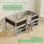 Letto a castello basso singolo con scala a rampa e librerie, sponda di sicurezza a tutta lunghezza, bianco/grigio