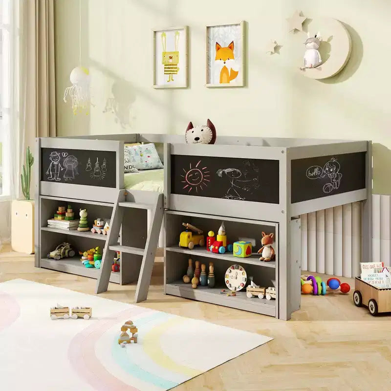 Letto a castello basso singolo con scala a rampa e librerie, sponda di sicurezza a tutta lunghezza, bianco/grigio