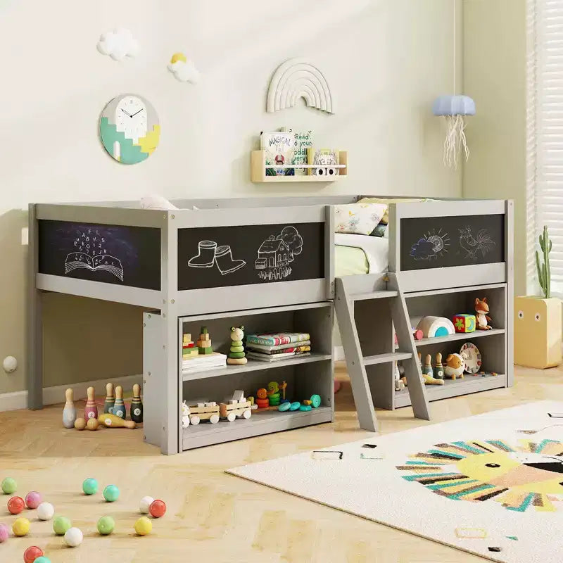 Letto a castello basso singolo con scala a rampa e librerie, sponda di sicurezza a tutta lunghezza, bianco/grigio