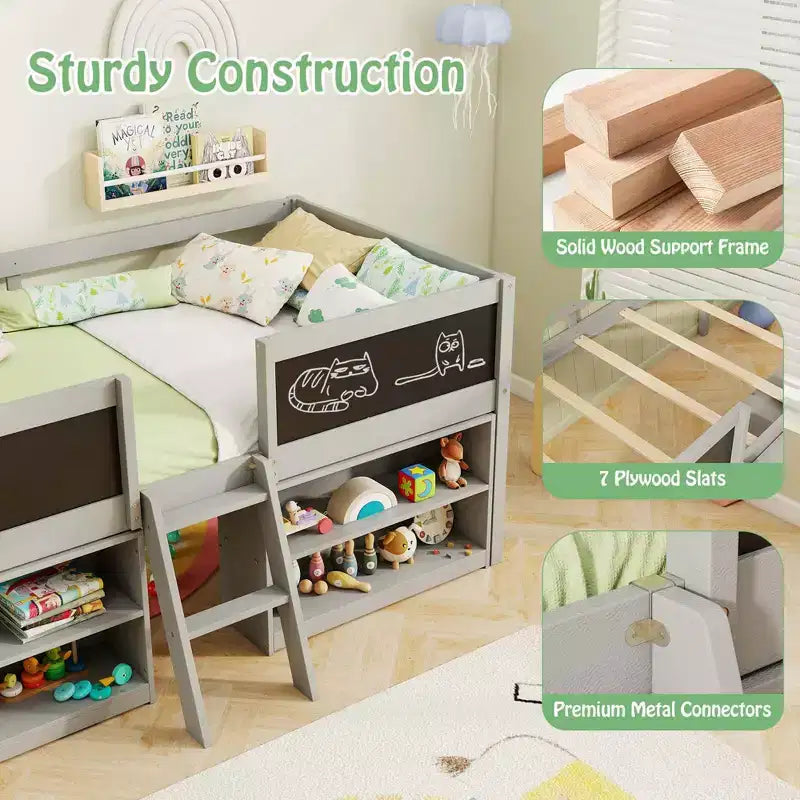 Letto a castello basso singolo con scala a rampa e librerie, sponda di sicurezza a tutta lunghezza, bianco/grigio