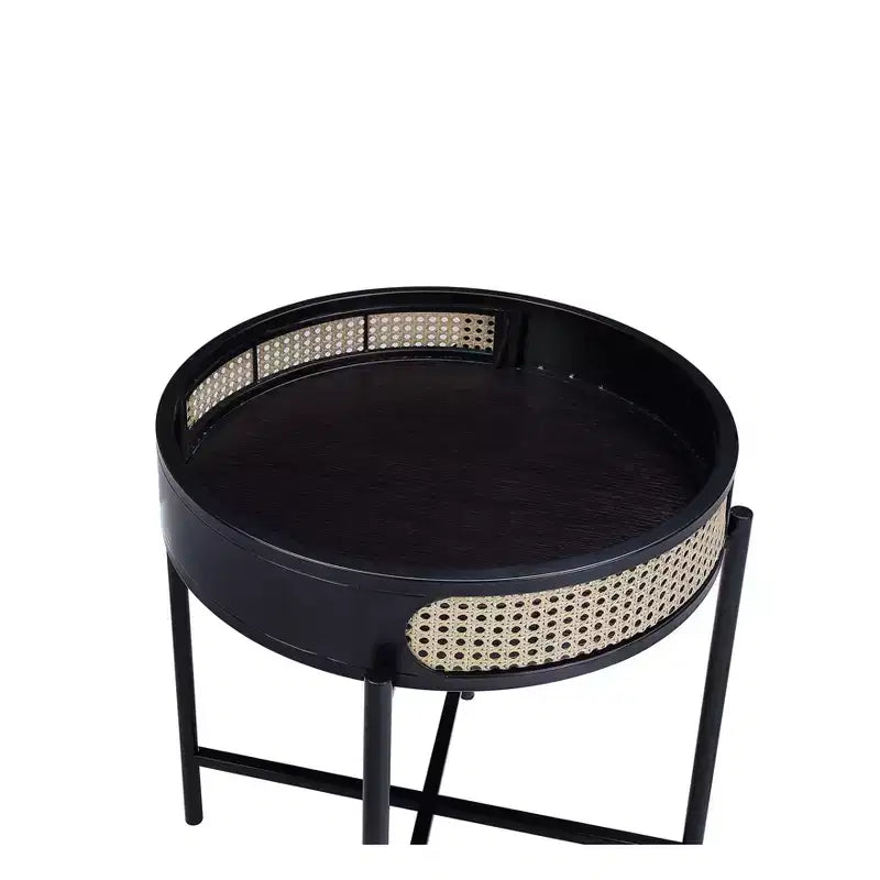 Tavolino d'appoggio Colson da 22" Finitura nera: Dettagli in rattan, Struttura in metallo, Piano in legno, Nessun assemblaggio richiesto