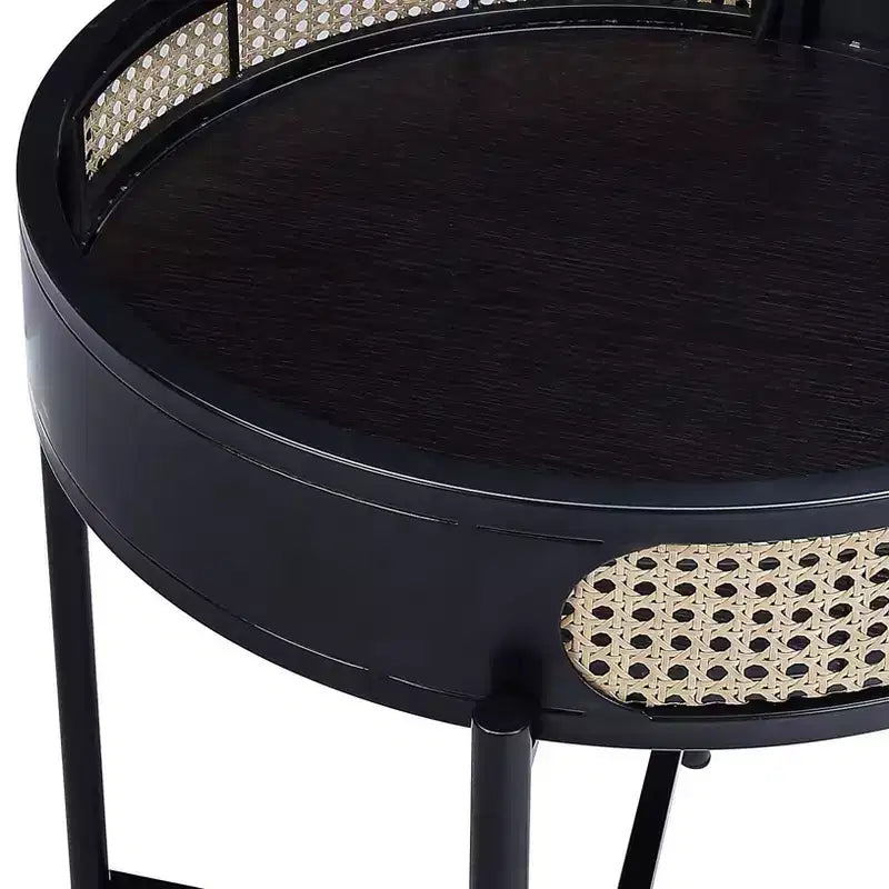 Tavolino d'appoggio Colson da 22" Finitura nera: Dettagli in rattan, Struttura in metallo, Piano in legno, Nessun assemblaggio richiesto