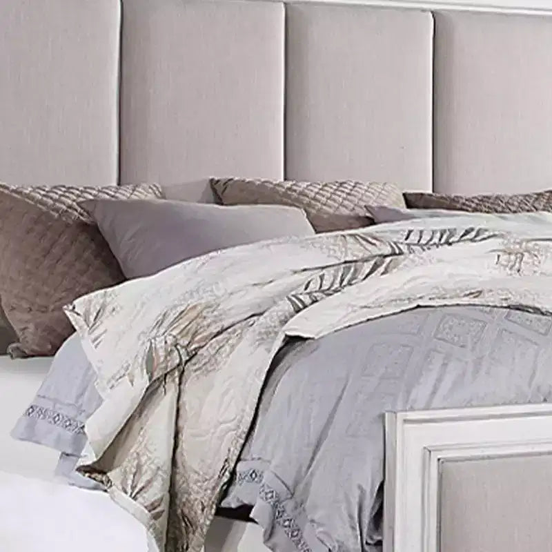 Letto Eastern King 88" Katia, Lino Grigio Chiaro, Finitura Bianco Invecchiato Grigio Rustico