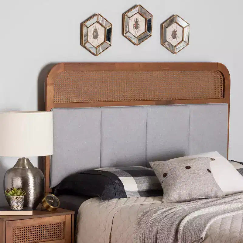 Testiera King Esti in tessuto e legno con rattan grigio chiaro/noce cenere: Design Mid-Century, 5 altezze regolabili