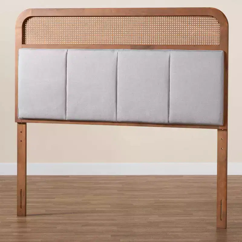 Testiera King Esti in tessuto e legno con rattan grigio chiaro/noce cenere: Design Mid-Century, 5 altezze regolabili