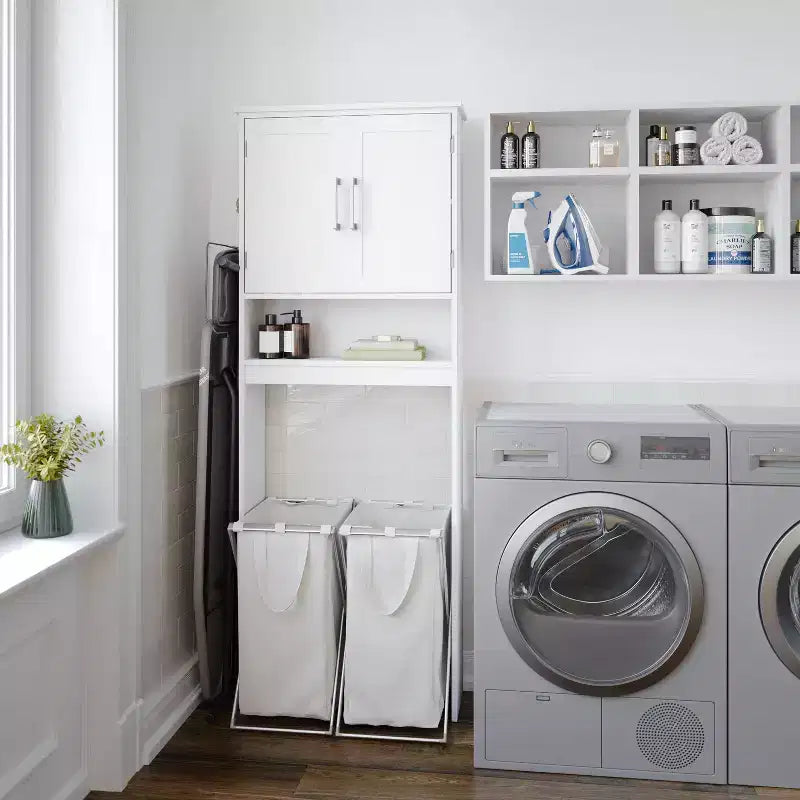 Organizzatore salvaspazio da bagno Vega sopra il WC con ante a chiusura magnetica, ripiano interno regolabile e ripiano inferiore aperto