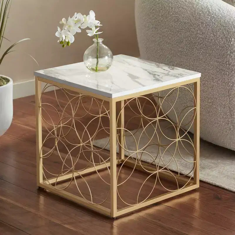 Tavolino d'appoggio quadrato Karin Modern Glam, 43 cm di larghezza, piano in finto marmo bianco e oro per soggiorno, camera da letto, comodino
