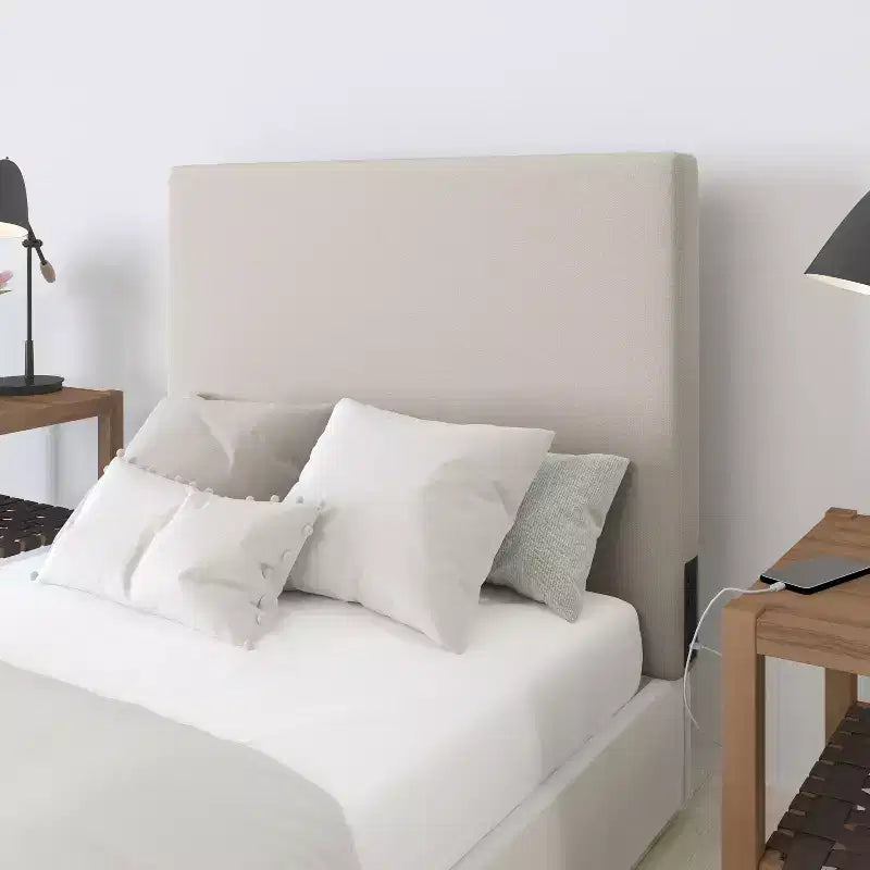 Testiera effetto lino con elegante imbottitura, doppie opzioni di sospensione, stazione di ricarica con 2 prese, porta USB, porta USB-C